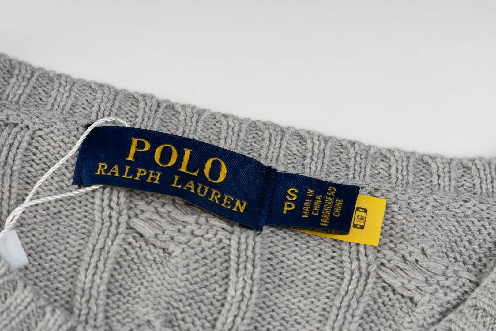 P220 #R91 RALPH LAUREN Ralph Lauren fourteen colors classic small label embroidery round neck pullover cable cardigan sweater men's top, high-density LOGO embroidery on the chest, original customization of tag accessories. Made of pure cotton yarn, pure cotton is skin-friendly and comfortable, small label war horse embroidered twist button round neck sweater 🐎 high quality, follow the blogger to learn how to wear it! Let’s buy a Ralph Lauren cable sweater. It’s a super hard-to-find series after it became popular. It’s hard to find one on the official website. It’s simple and practical to wear, with a lazy and loose feel. The thickened fabric has more texture, feels soft and delicate, and has a loose fit. Whether worn alone or layered, you can wear different styles of fashion with just one piece!   Size：XS S M L Sleeve length: 59/60/61/62/63